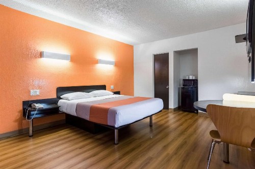Motel 6-Long Beach CA - International City - image 10
