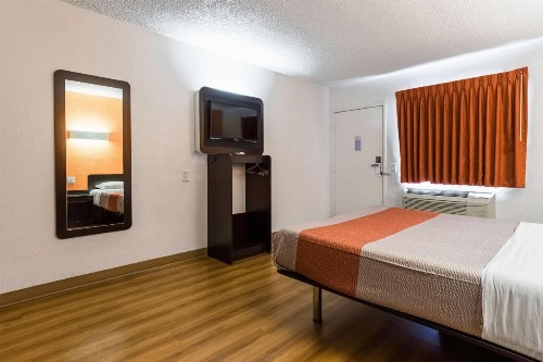 Motel 6-Long Beach CA - International City - image 9
