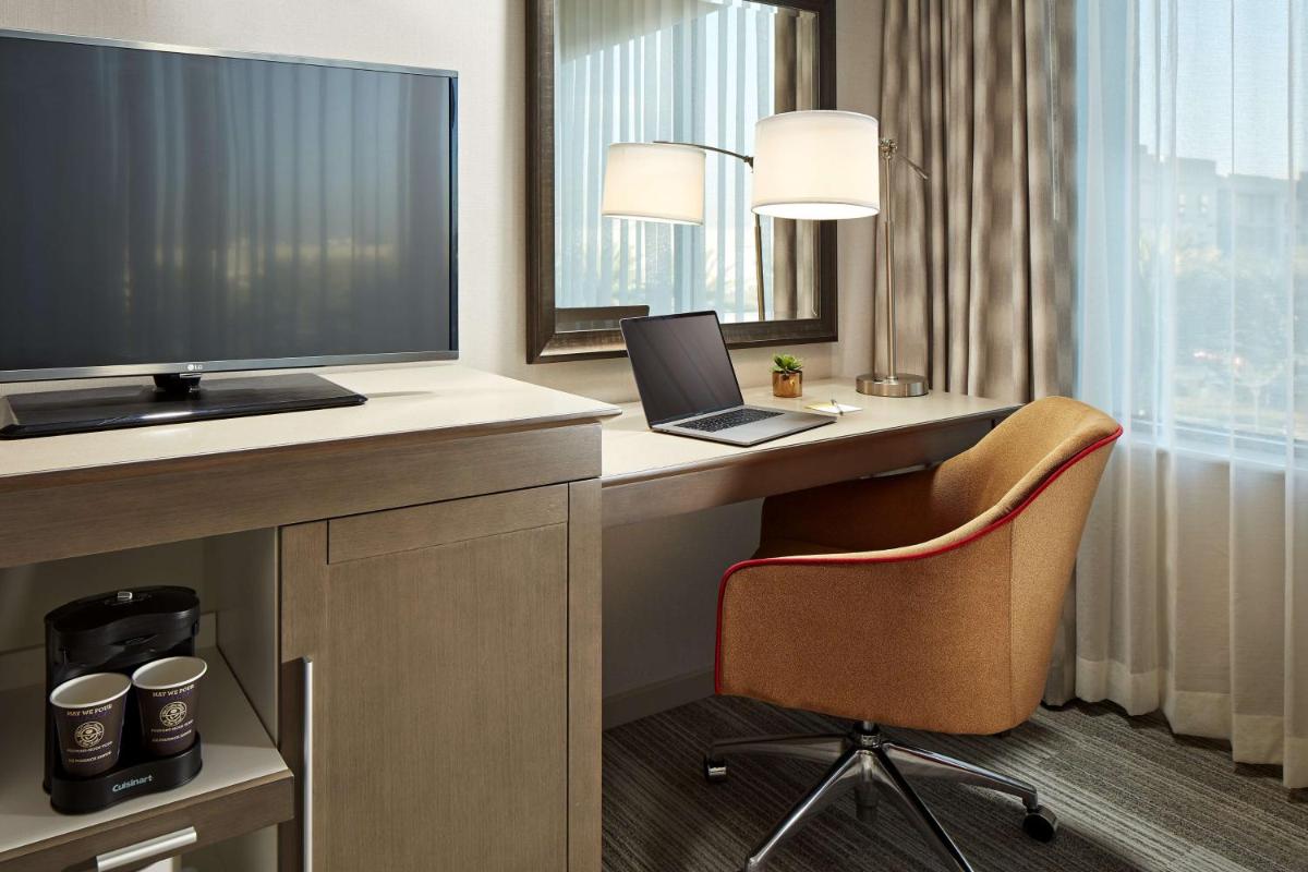 Hampton Inn Long Beach Airport Ca - image 3
