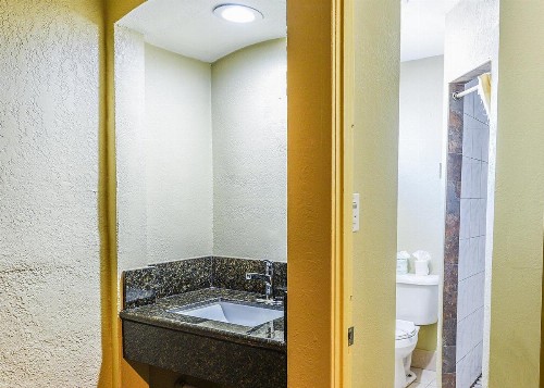 Pacifica Motel - image 6