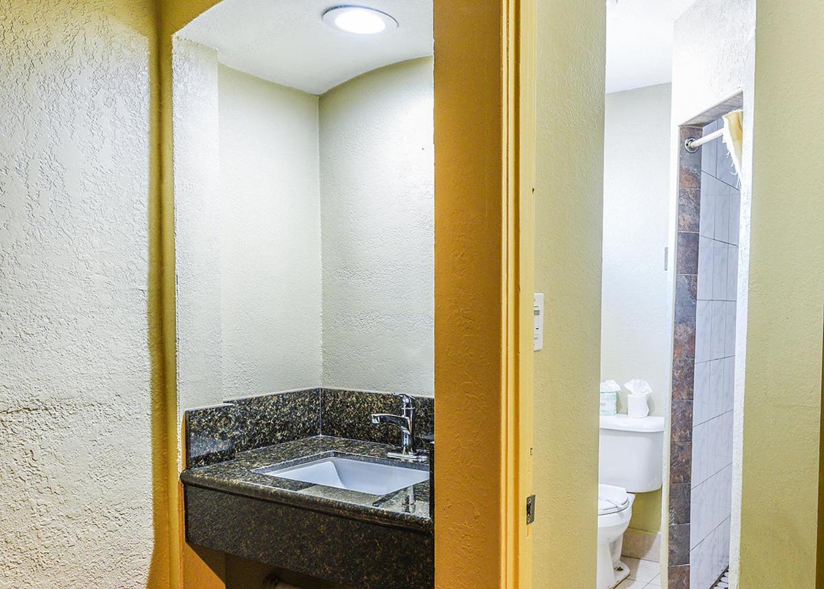 Pacifica Motel - image 6