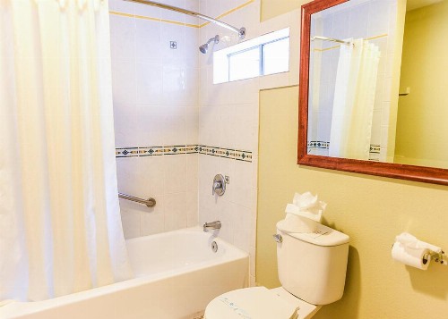 Pacifica Motel - image 8