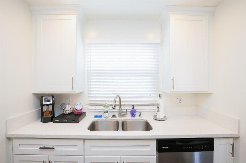 Close to Downtown and Beach - King Bed - Fast WiFi - Free Parking - image 6
