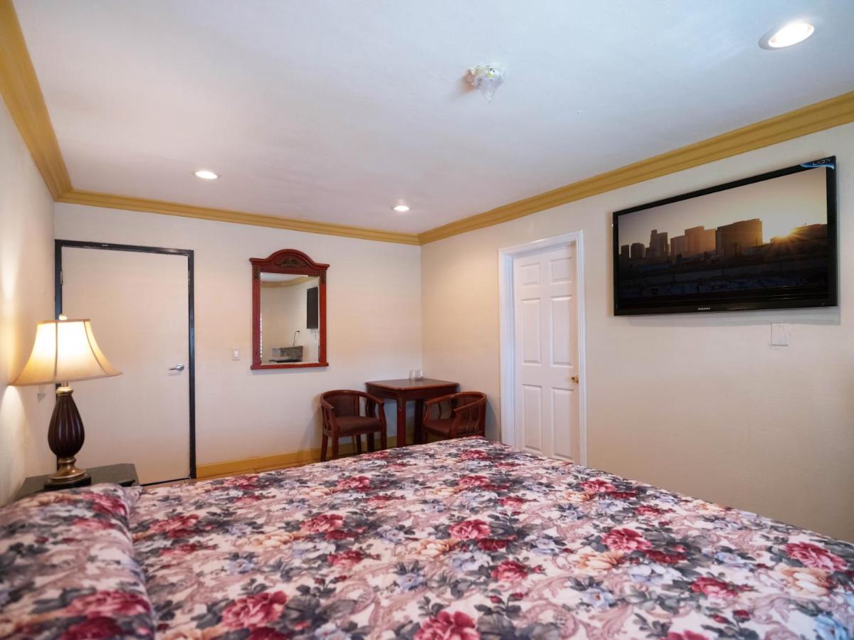 Parkside Inn - image 7