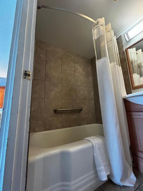 Travelers Inn - image 18