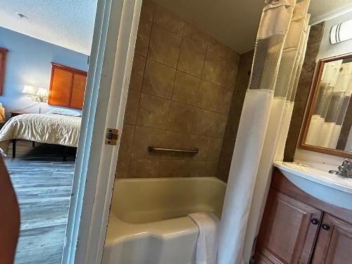 Travelers Inn - image 19