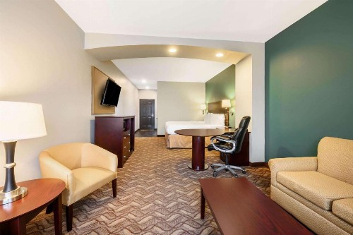 La Quinta Inn & Suites by Wyndham Longview North - image 11