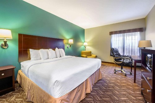 La Quinta Inn & Suites by Wyndham Longview North - image 14