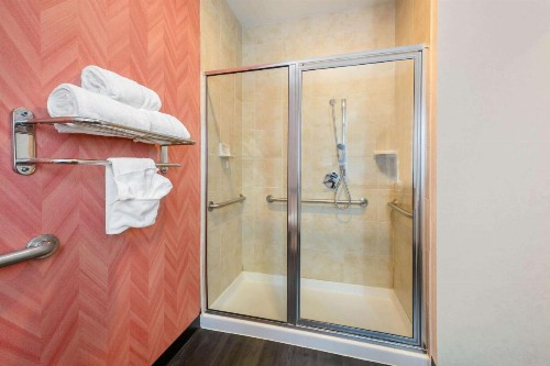 La Quinta Inn & Suites by Wyndham Longview North - image 20
