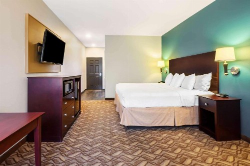 La Quinta Inn & Suites by Wyndham Longview North - image 24