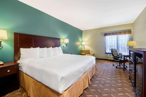 La Quinta Inn & Suites by Wyndham Longview North - image 27
