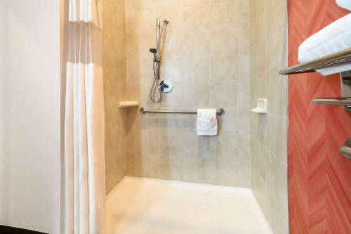 La Quinta Inn & Suites by Wyndham Longview North - image 28