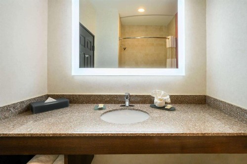 La Quinta Inn & Suites by Wyndham Longview North - image 29