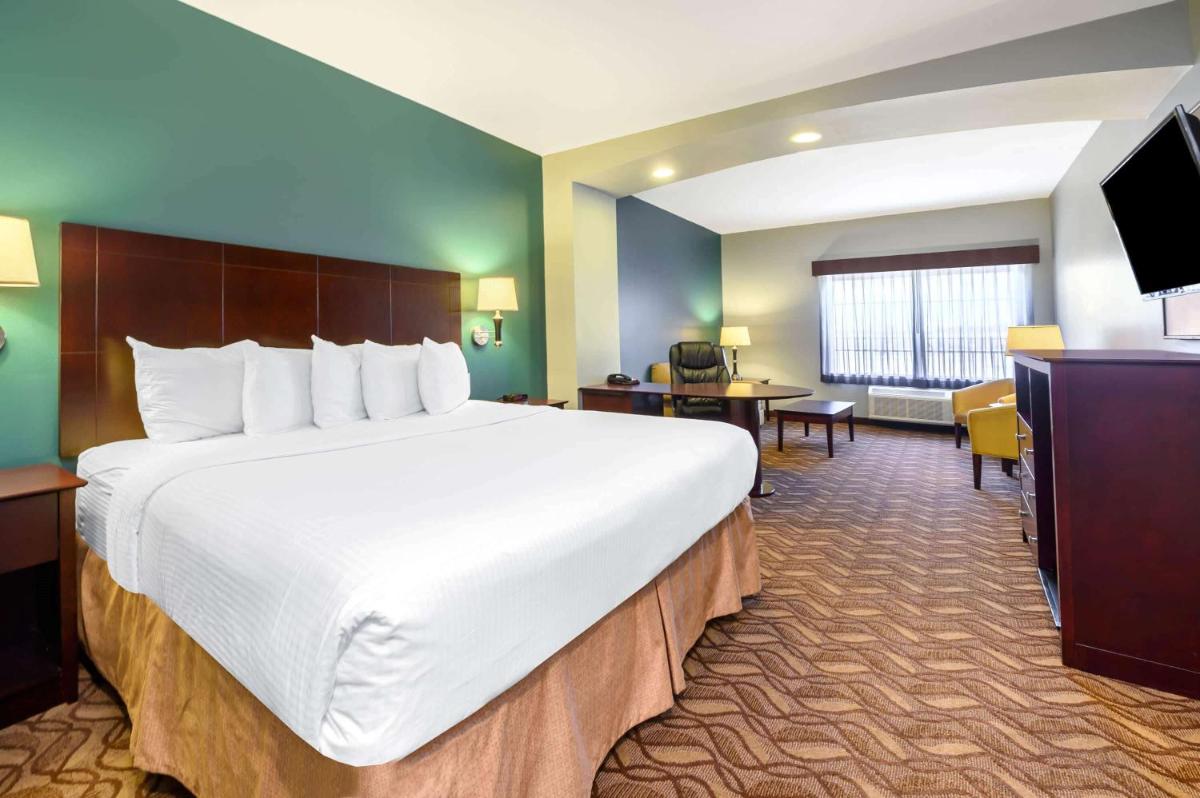 La Quinta Inn & Suites by Wyndham Longview North - image 3