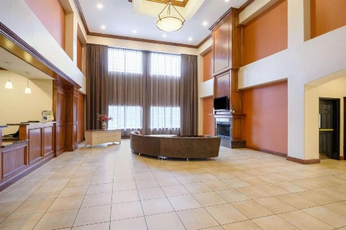La Quinta Inn & Suites by Wyndham Longview North - image 30
