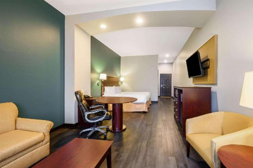 La Quinta Inn & Suites by Wyndham Longview North - image 4