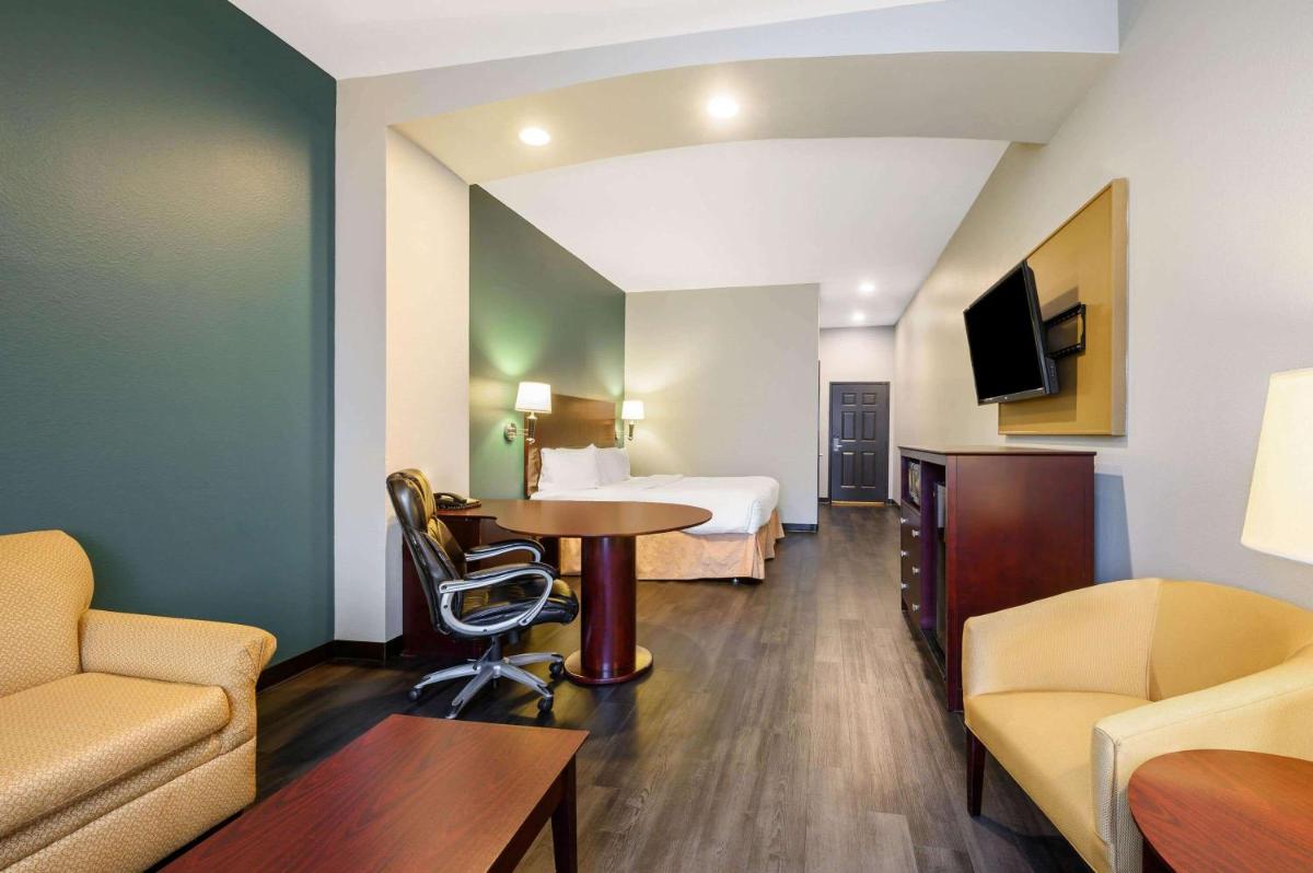 La Quinta Inn & Suites by Wyndham Longview North - image 4