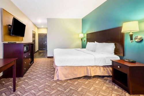 La Quinta Inn & Suites by Wyndham Longview North - image 8