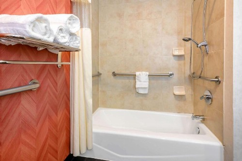 La Quinta Inn & Suites by Wyndham Longview North - image 9