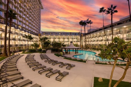 Los Angeles Airport Marriott - image 2
