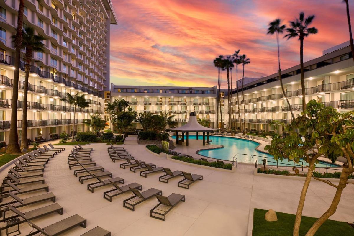 Los Angeles Airport Marriott - image 2