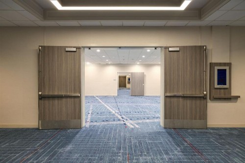 Los Angeles Airport Marriott - image 7
