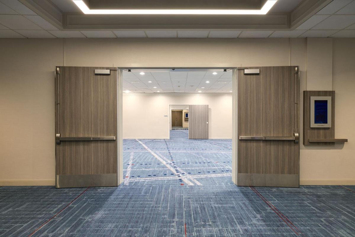 Los Angeles Airport Marriott - image 7