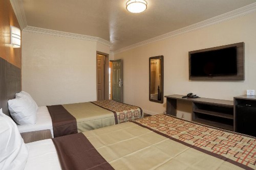 Economy Inn Hollywood - image 13