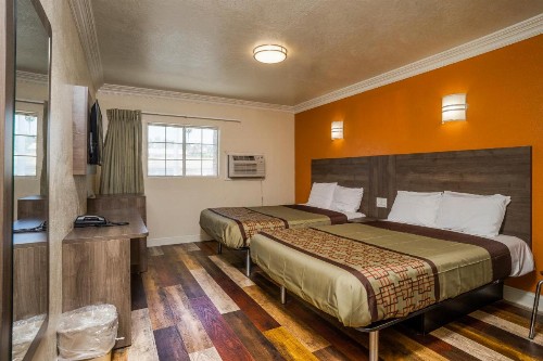 Economy Inn Hollywood - image 14