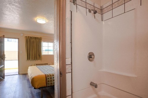 Economy Inn Hollywood - image 15