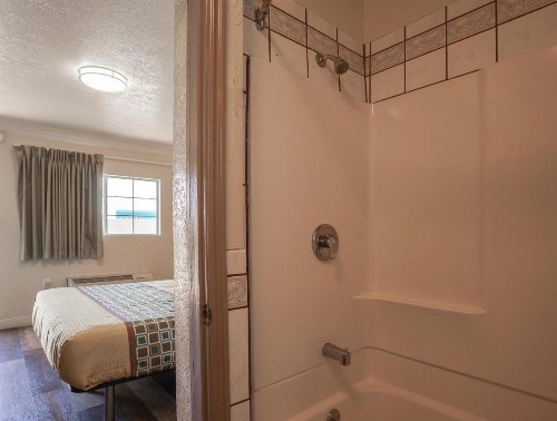 Economy Inn Hollywood - image 16