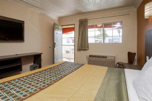 Economy Inn Hollywood - image 3