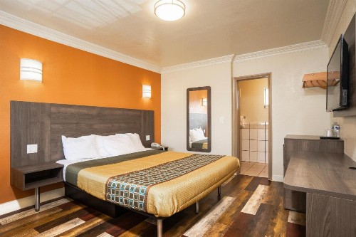 Economy Inn Hollywood - image 4