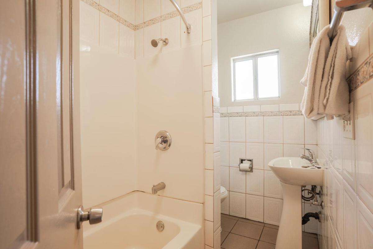 Economy Inn Hollywood - image 5
