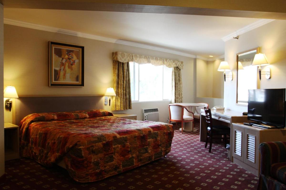 Metro Plaza Hotel - image 2