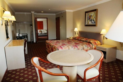 Metro Plaza Hotel - image 27