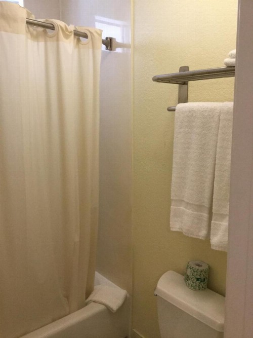 Beverly Inn - image 19