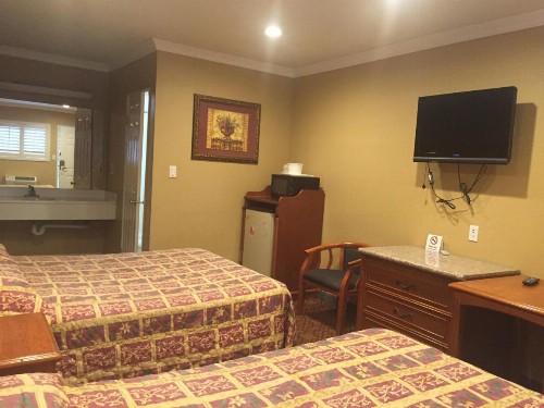 Beverly Inn - image 21