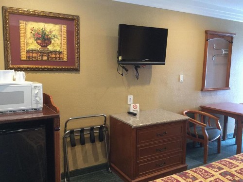 Beverly Inn - image 23
