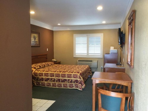 Beverly Inn - image 31