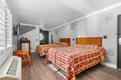 Beverly Inn - image 34