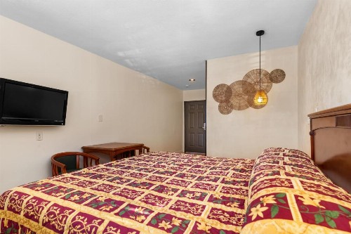 Beverly Inn - image 35