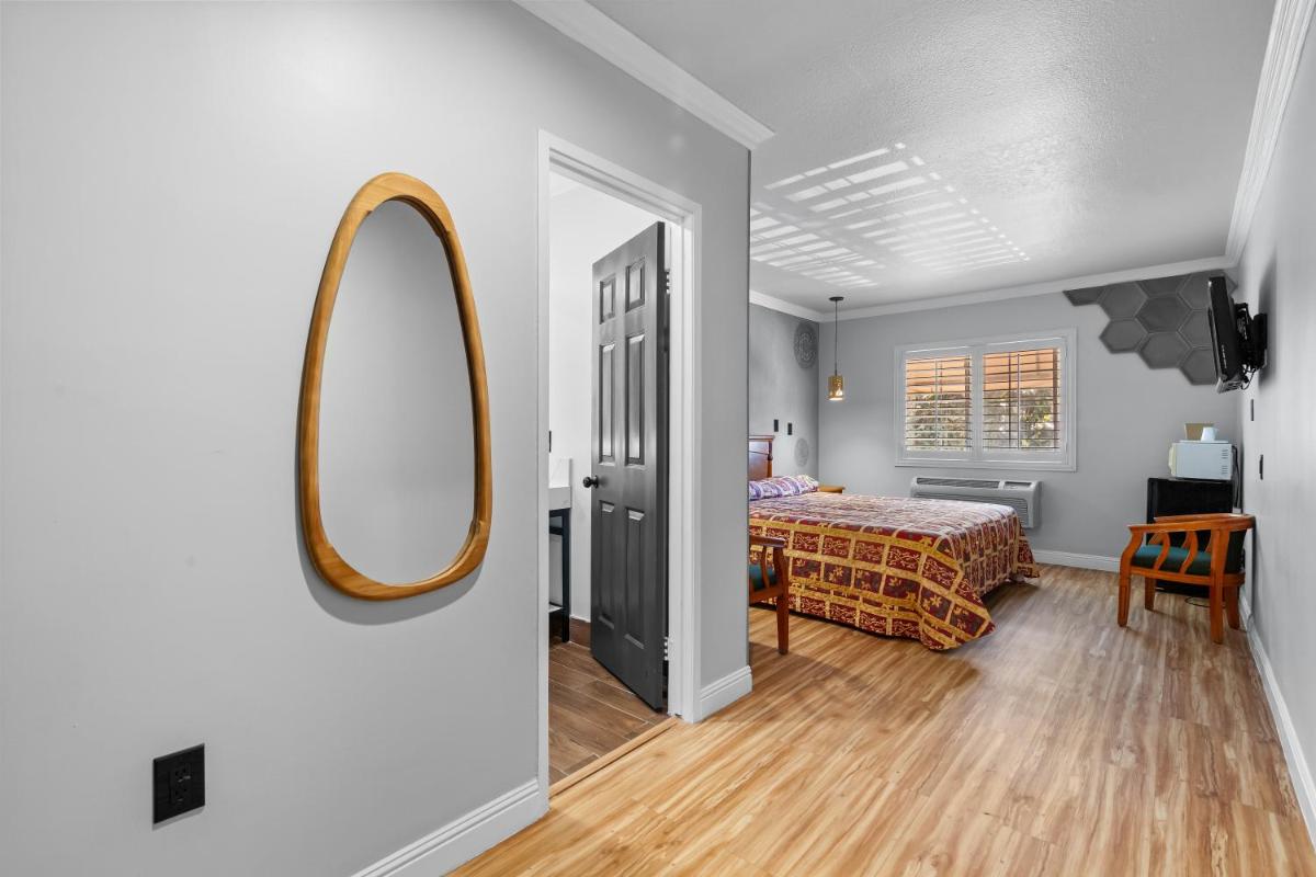 Beverly Inn - image 6