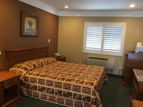 Beverly Inn - image 7
