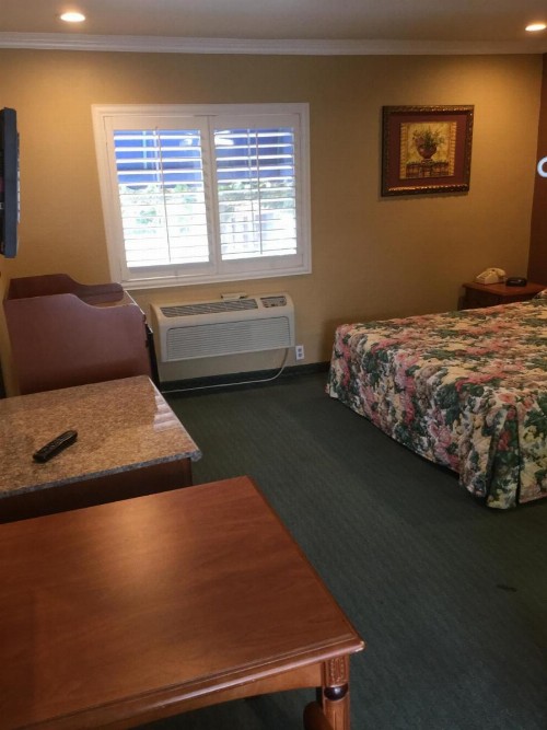 Beverly Inn - image 8