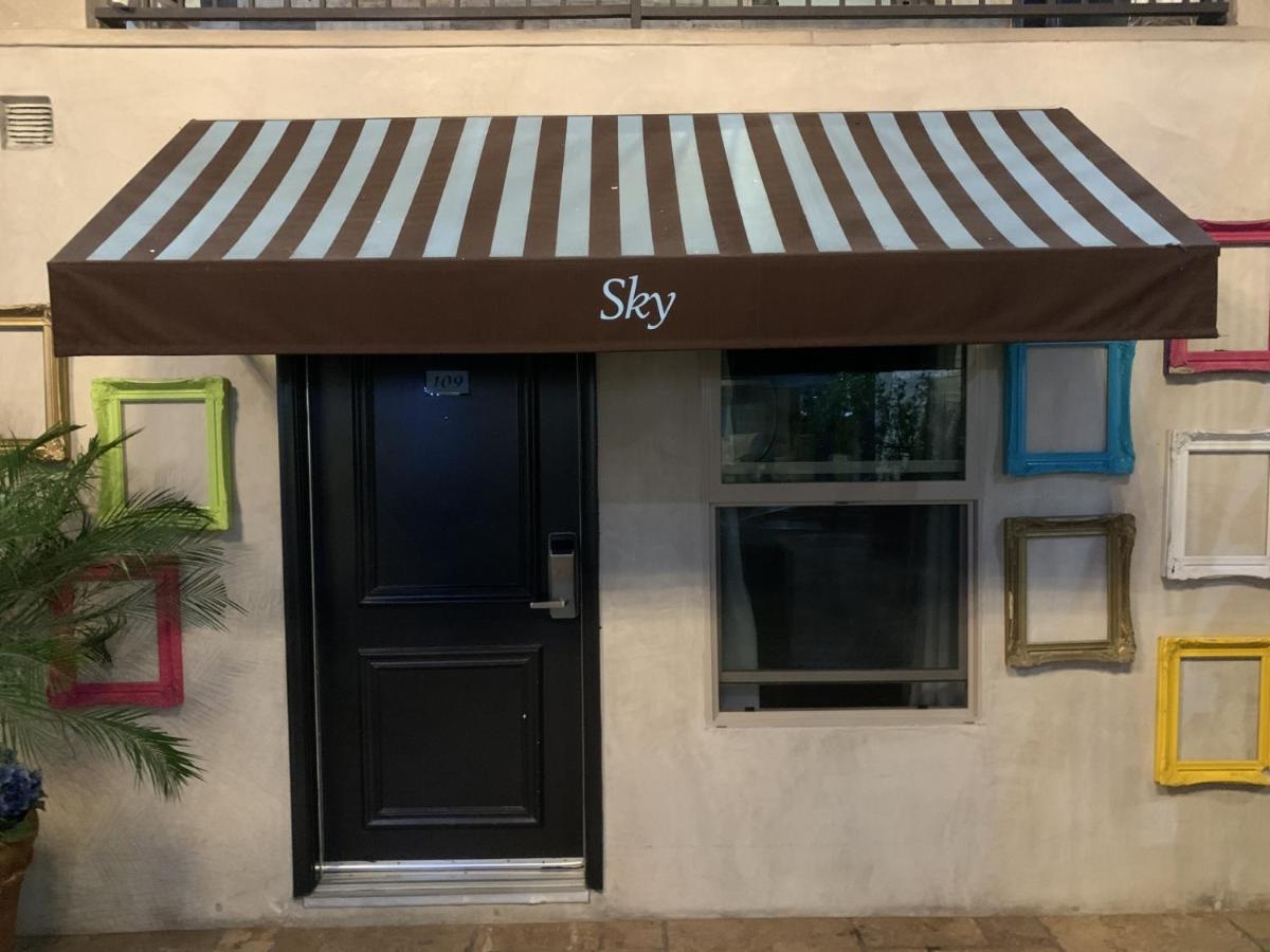L.A. Sky Boutique Hotel - image 4
