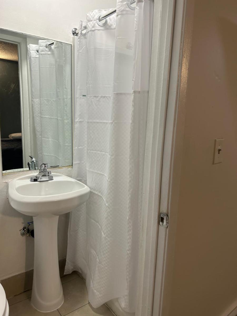 Budget Inn Hollywood - image 4