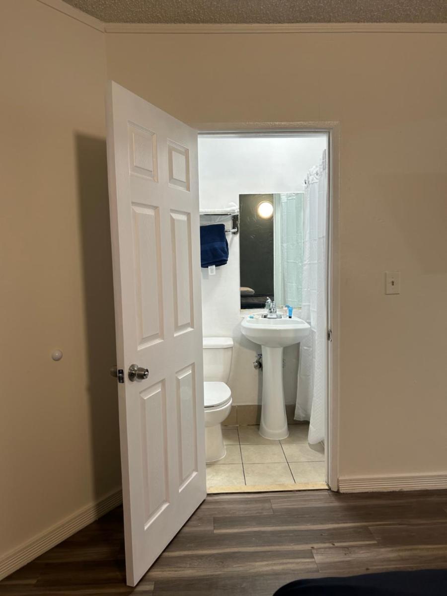 Budget Inn Hollywood - image 6