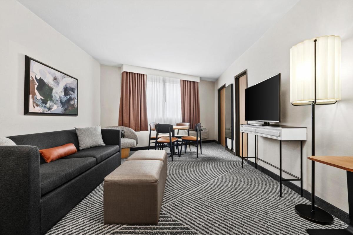 Royal Palace Westwood Hotel - image 2