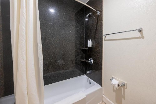 Hollywood City Inn - image 10